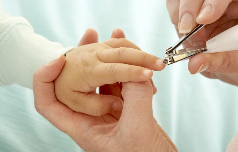 Cortar uñas a un niño