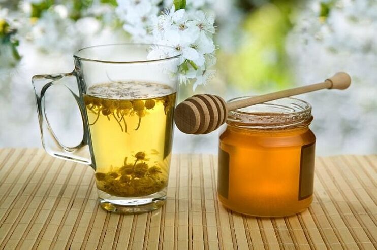 Decocción de manzanilla con miel para parásitos. 